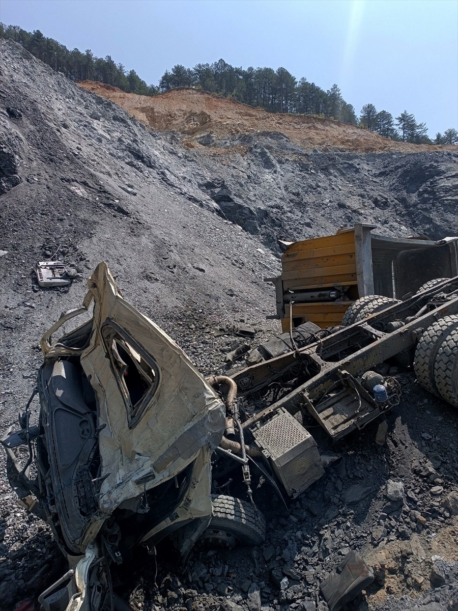 Kütahya'nın Altıntaş ilçesinde, hafriyat kamyonunun devrildiği kazada sürücü hayatını...
