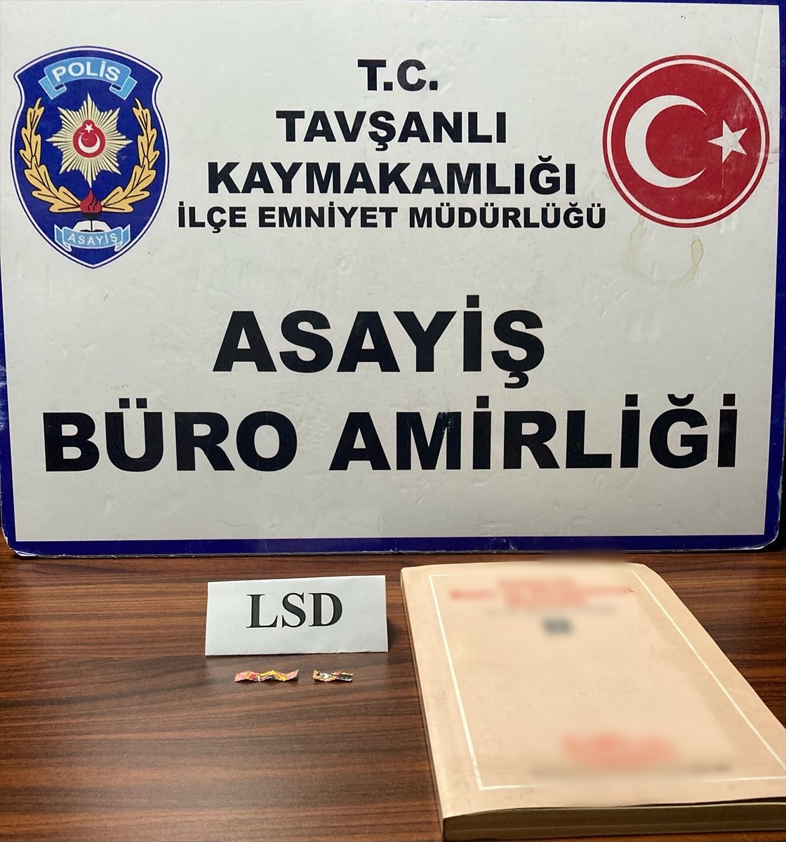 Kütahya'nın Tavşanlı ilçesinde, kitap sayfaları arasında uyuşturucu madde sattığı iddiasıyla...