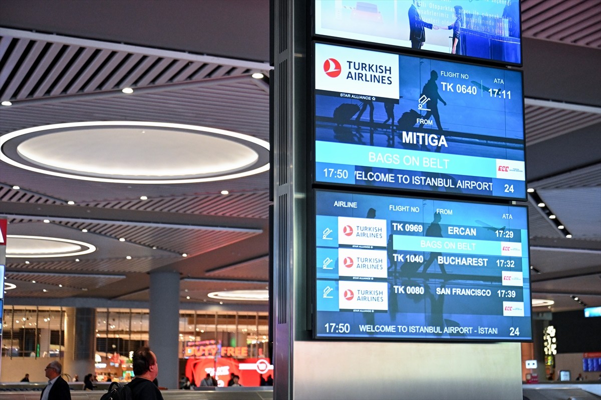 Libya'nın başkenti Trablus'tan ayrılmak isteyen Türk vatandaşlarını taşıyan ilk uçak İstanbul...