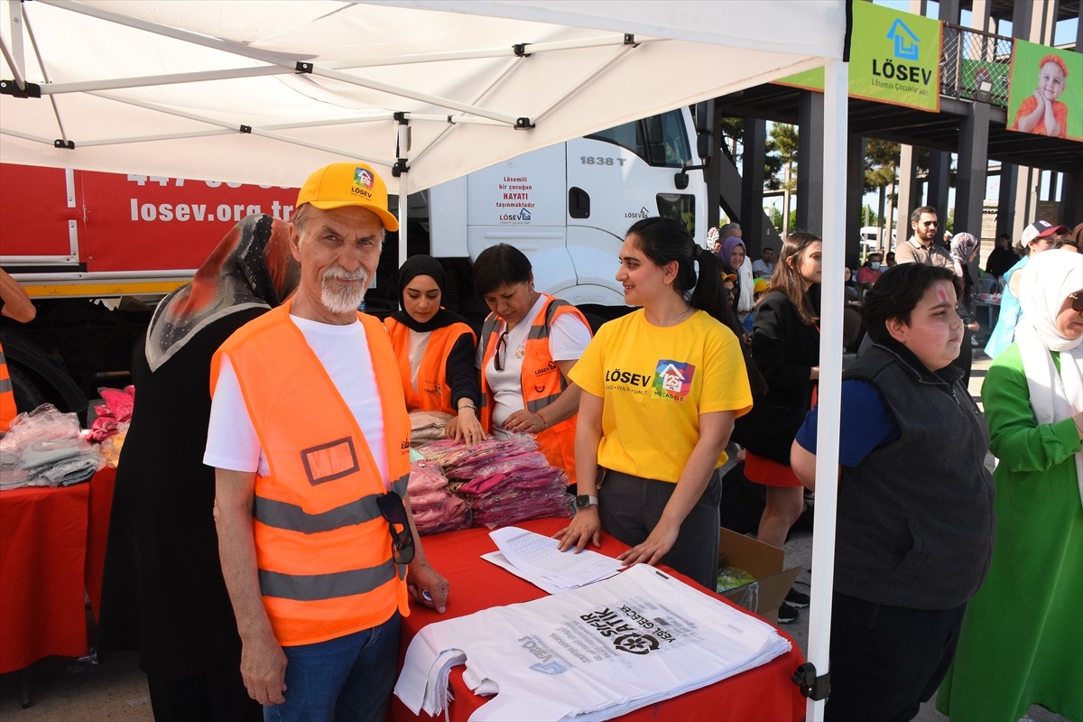 Lösemili Çocuklar Vakfının (LÖSEV) lösemili hastalar ve ailelerine yardım dağıtan "İyilik Tırı"...