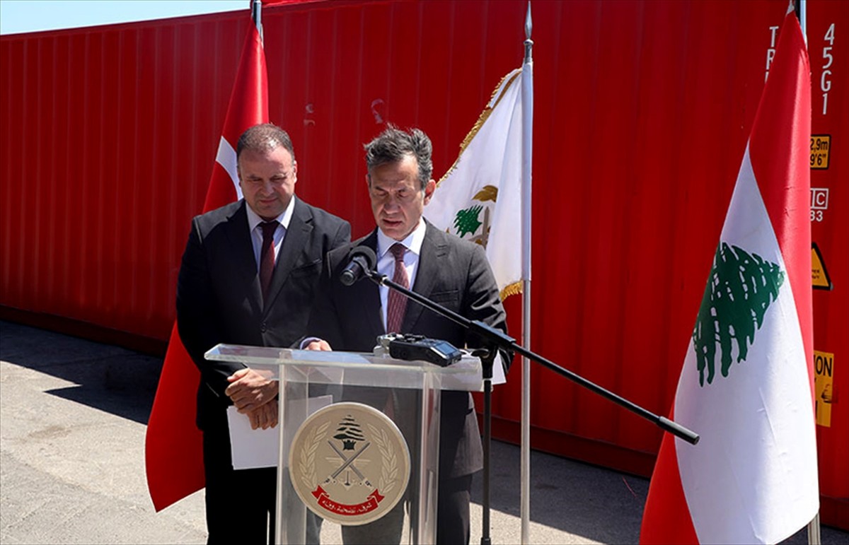 Lübnan ordusunun, Türkiye'nin hibe ettiği askeri teçhizat ve hava ekipmanlarından oluşan...