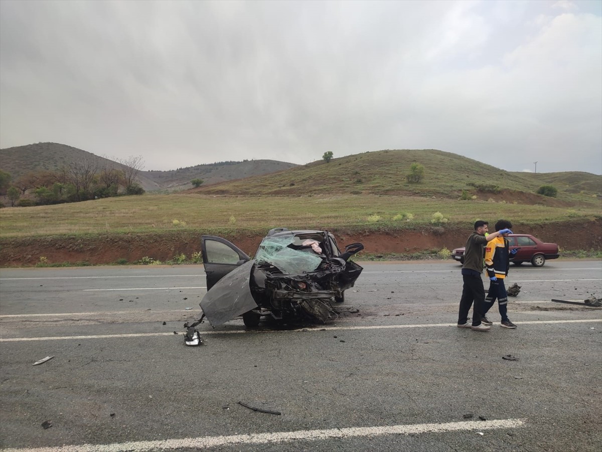 Malatya'da iki otomobilin çarpışması sonucu 2 kişi hayatını kaybetti, 2 kişi yaralandı. Kaza...