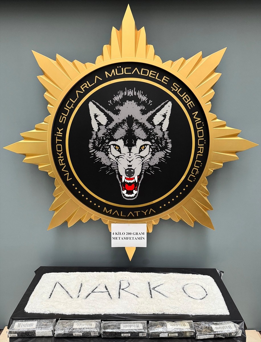 Malatya'da uyuşturucu operasyonunda gözaltına alınan 2 zanlı tutuklandı. Yapılan aramada, aracın...