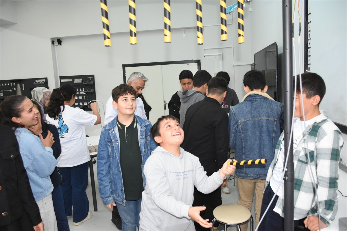 Malatya'daki İnönü Üniversitesinin 50. yılı kutlama etkinlikleri kapsamında Çocuk Üniversitesi...