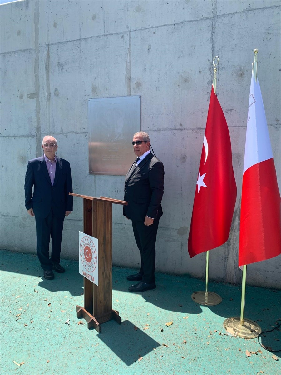 Malta'nın Marsa kasabasında, tarihi Türk Şehitliği'nin yakınındaki işlek bir caddeye...