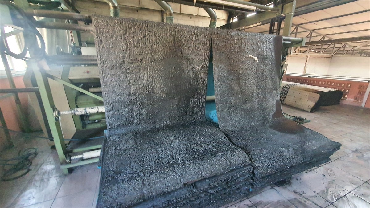 Manisa'nın Demirci ilçesinde halı dokuma fabrikasında çıkan yangın itfaiye ekipleri ve...