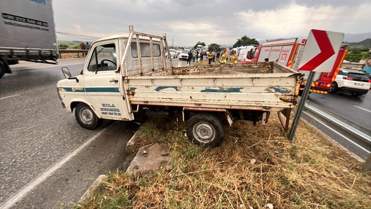 Manisa'nın Salihli ilçesinde kamyonetin refüje çarpması sonucu araçtaki yolcu öldü, sürücü ise...