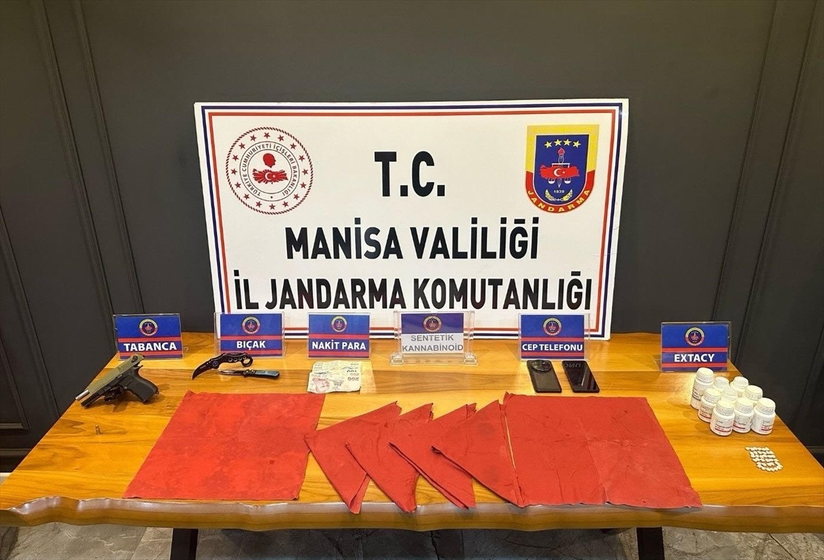 Manisa'nın Salihli ilçesinde uyuşturucu ticareti yaptığı iddiasıyla gözaltına alınan 2 şüpheli...