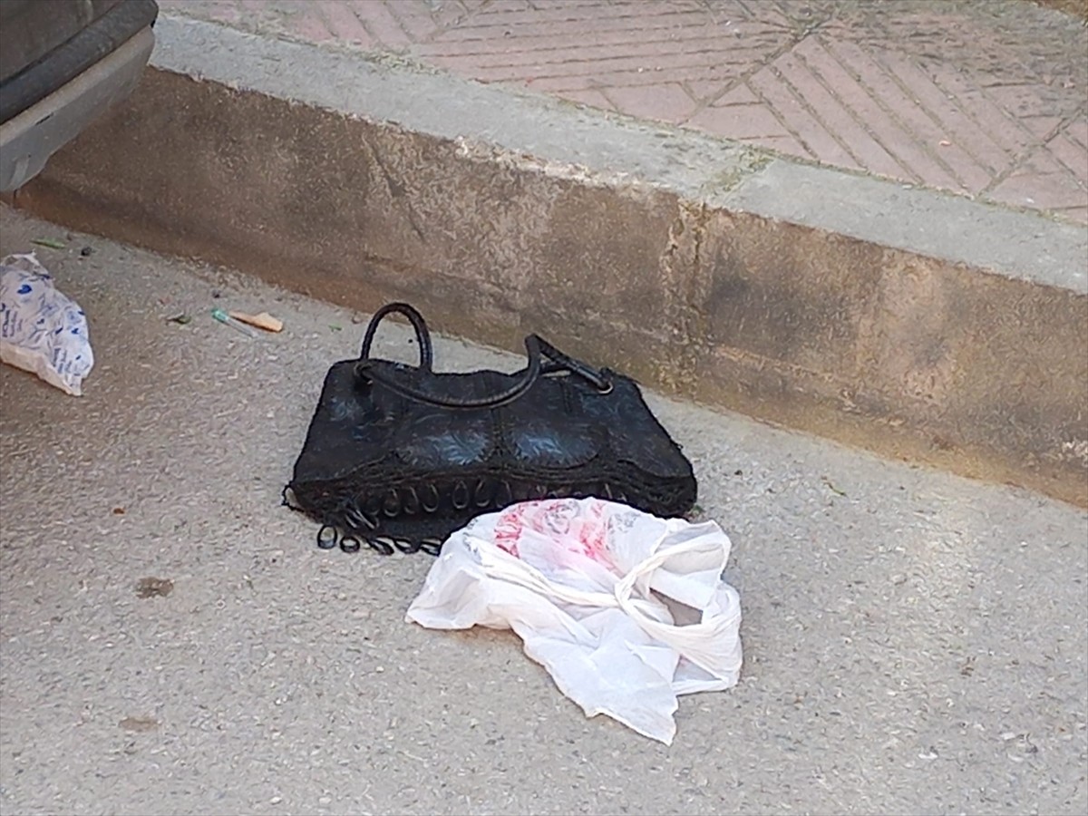 Manisa'nın Şehzadeler ilçesinde çantası gasbedilen 85 yaşındaki kadın, yerde sürüklenme sonucu...