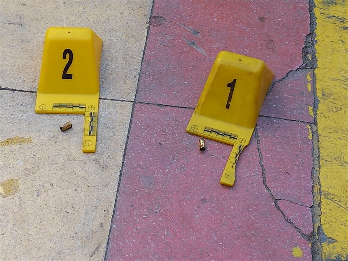 Manisa'nın Şehzadeler ilçesinde, cezaevinde olduğu öğrenilen bir kuyumcunun dükkanını kurşunlayan...