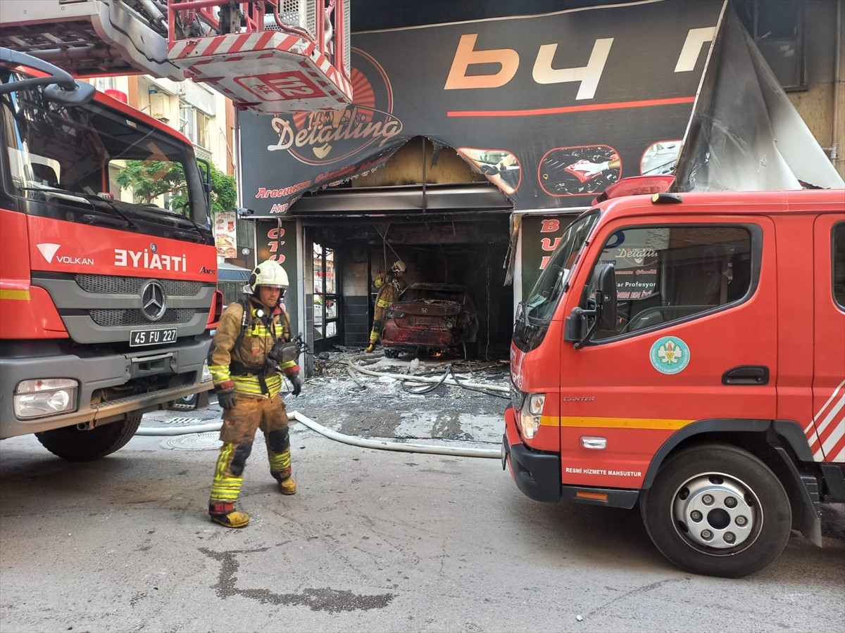 Manisa'nın Şehzadeler ilçesinde oto yıkamacıda çıkan yangında iş yeri sahibi ağır yaralandı....