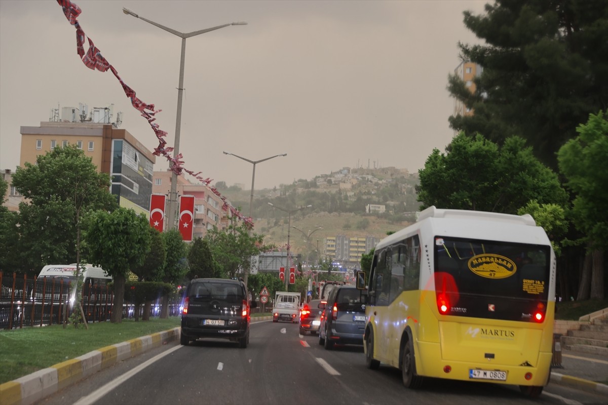 Mardin'de etkili olan sağanak, fırtına ve toz taşınımı yaşamı olumsuz etkiledi.