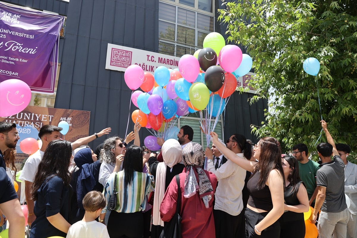 Mardin'de üniversite öğrencileri ve akademisyenler, kampüste düzenlenen "Gökyüzüne Umut...