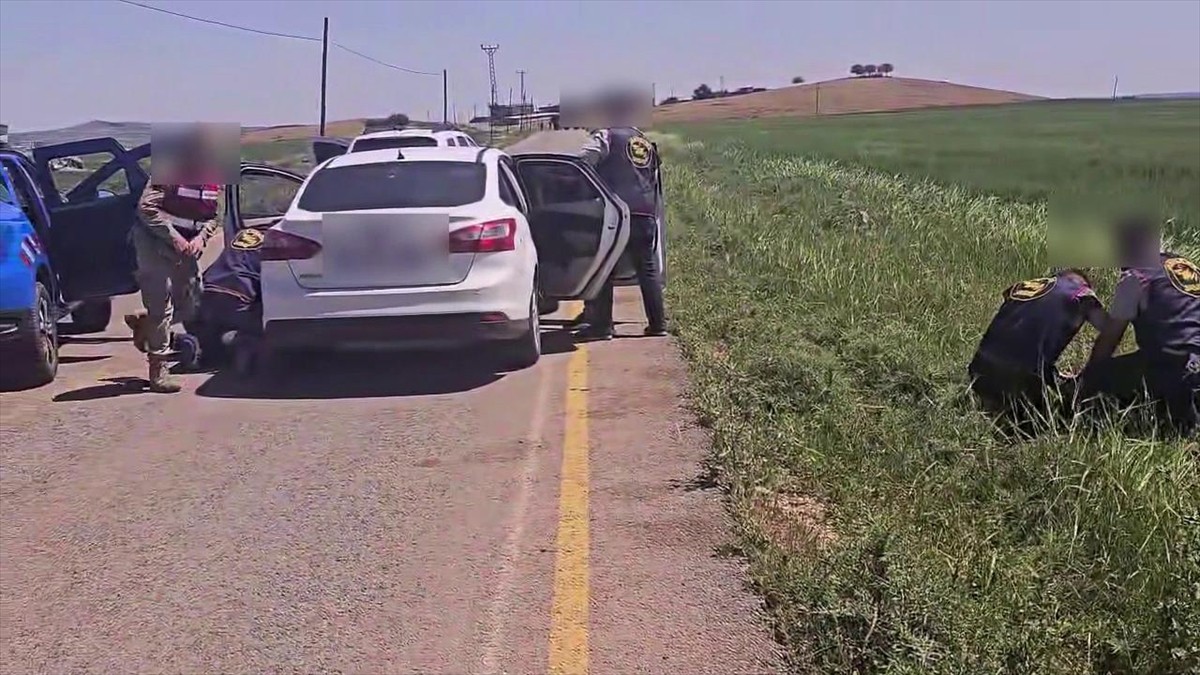 Mardin'in Derik ilçesinde 1 kişinin öldüğü, 3 kişinin yaralandığı silahlı kavgayla ilgili 3...