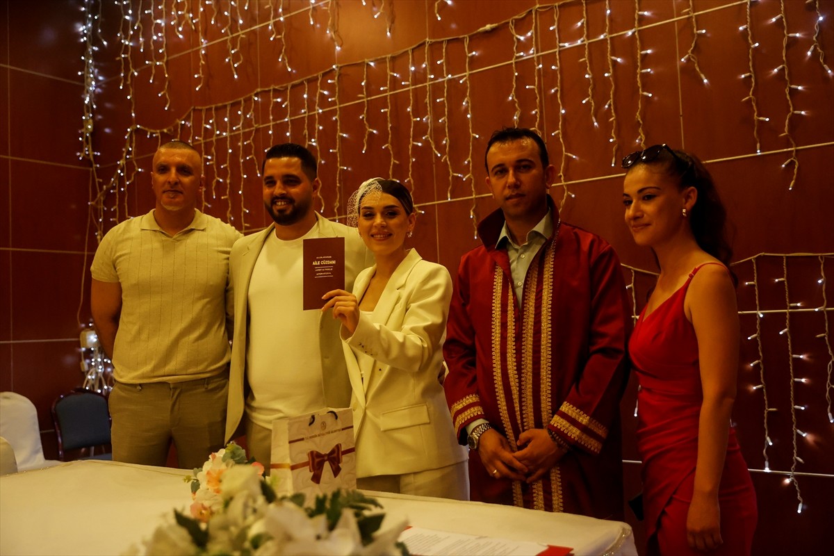 Mersin'de dünyaevine "25.05.2025"te girmek isteyen çiftler, nikah dairelerinde evliliğe adım...