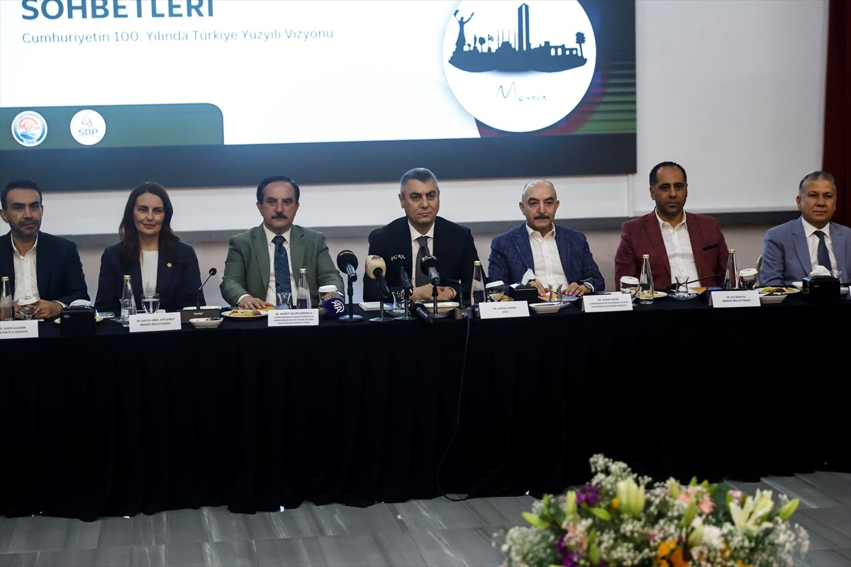 Mersin'de "Cumhuriyet'in 100. yılında Türkiye Yüzyılı" vizyonu kapsamında "Türkiye Sohbetleri"...