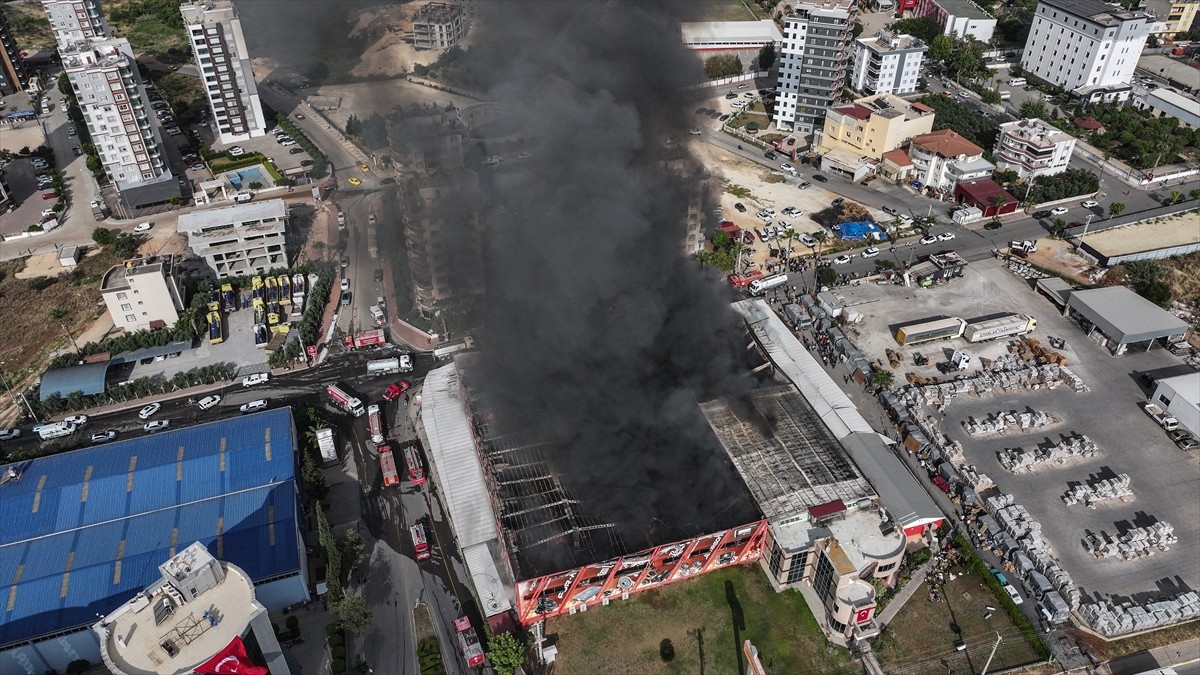 Mersin'in merkez Toroslar ilçesinde ses ve görüntü sistemleri üretilen fabrikada çıkan yangına...