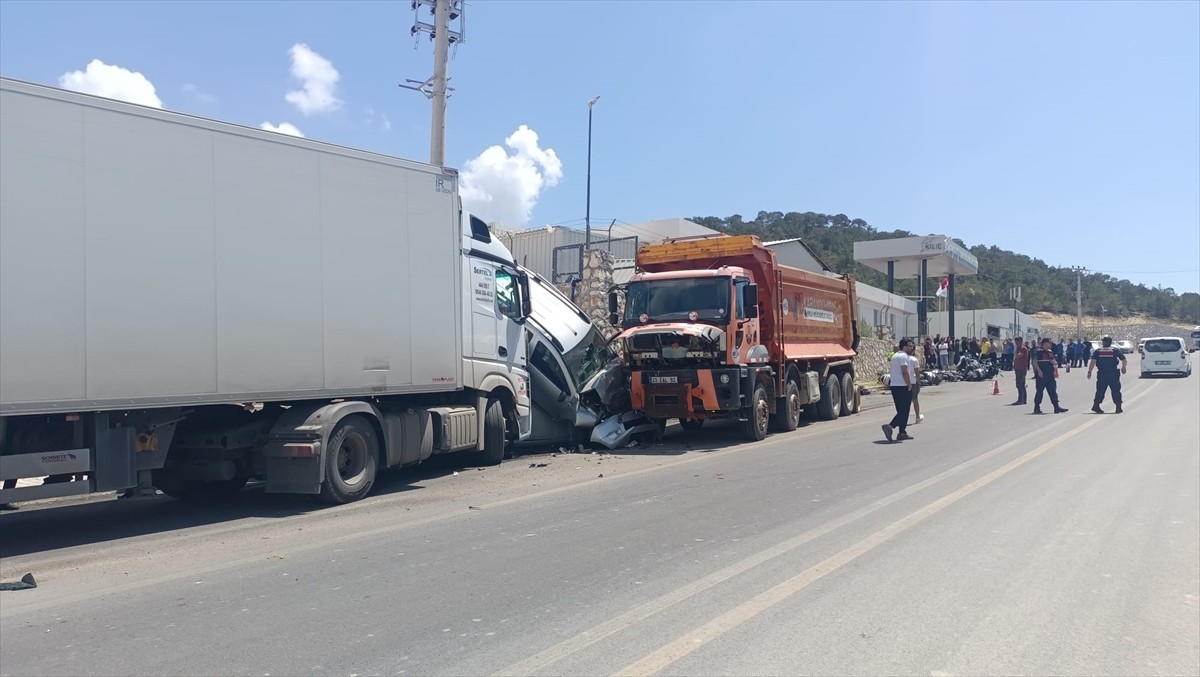 Mersin'in Silifke ilçesinde sürücüsünün kontrolünden çıkan kamyon, organize sanayi bölgesi...