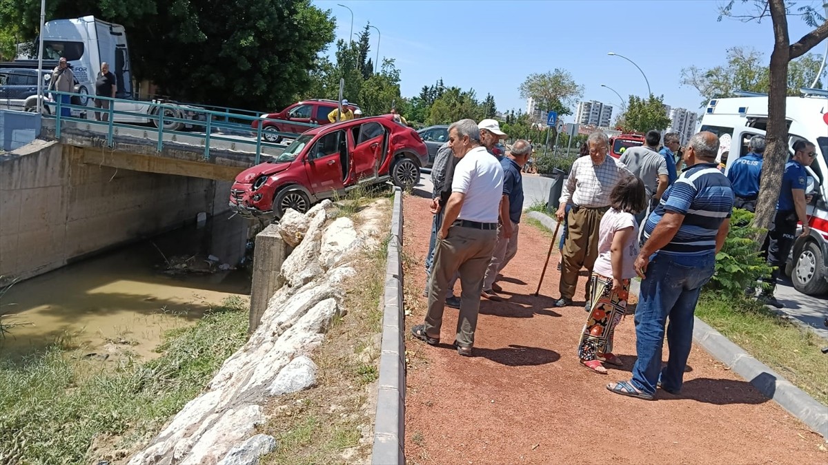 Mersin'in Tarsus ilçesinde trafik kazasında kontrolden çıkarak sulama kanalı kenarında asılı kalan...