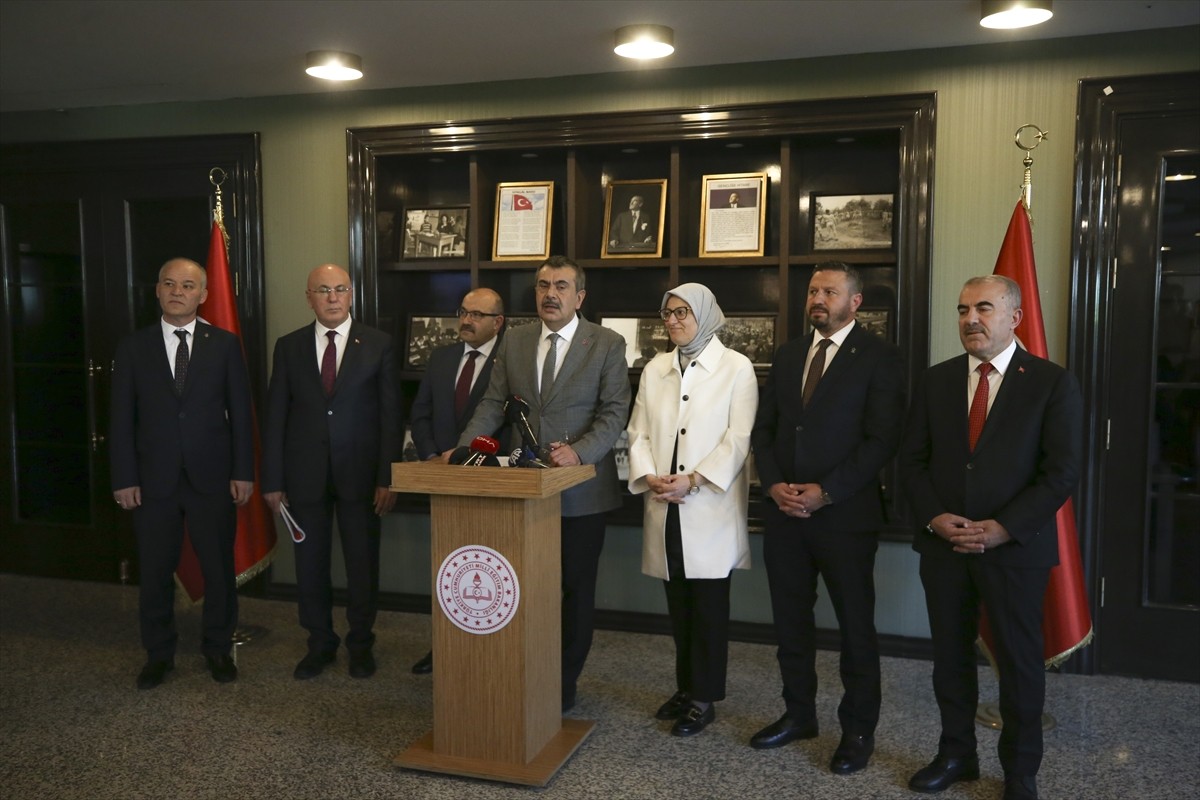 Milli Eğitim Bakanı Yusuf Tekin, Balıkesir Öğretmenevi'nde düzenlenen "İl Eğitim Değerlendirme...