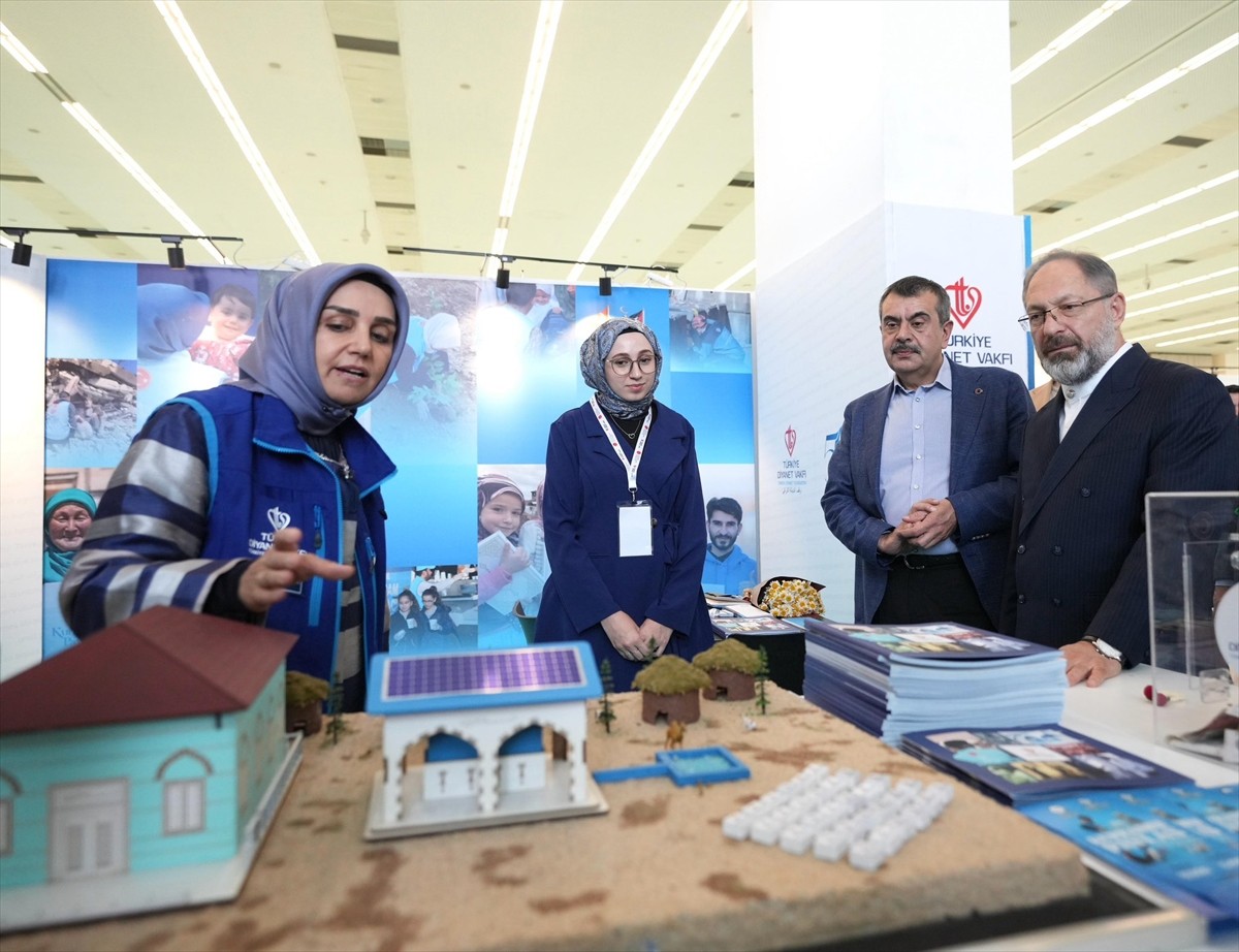 Milli Eğitim Bakanı Yusuf Tekin (sağ 2), Diyanet İşleri Başkanlığı ve Türkiye Diyanet Vakfınca...