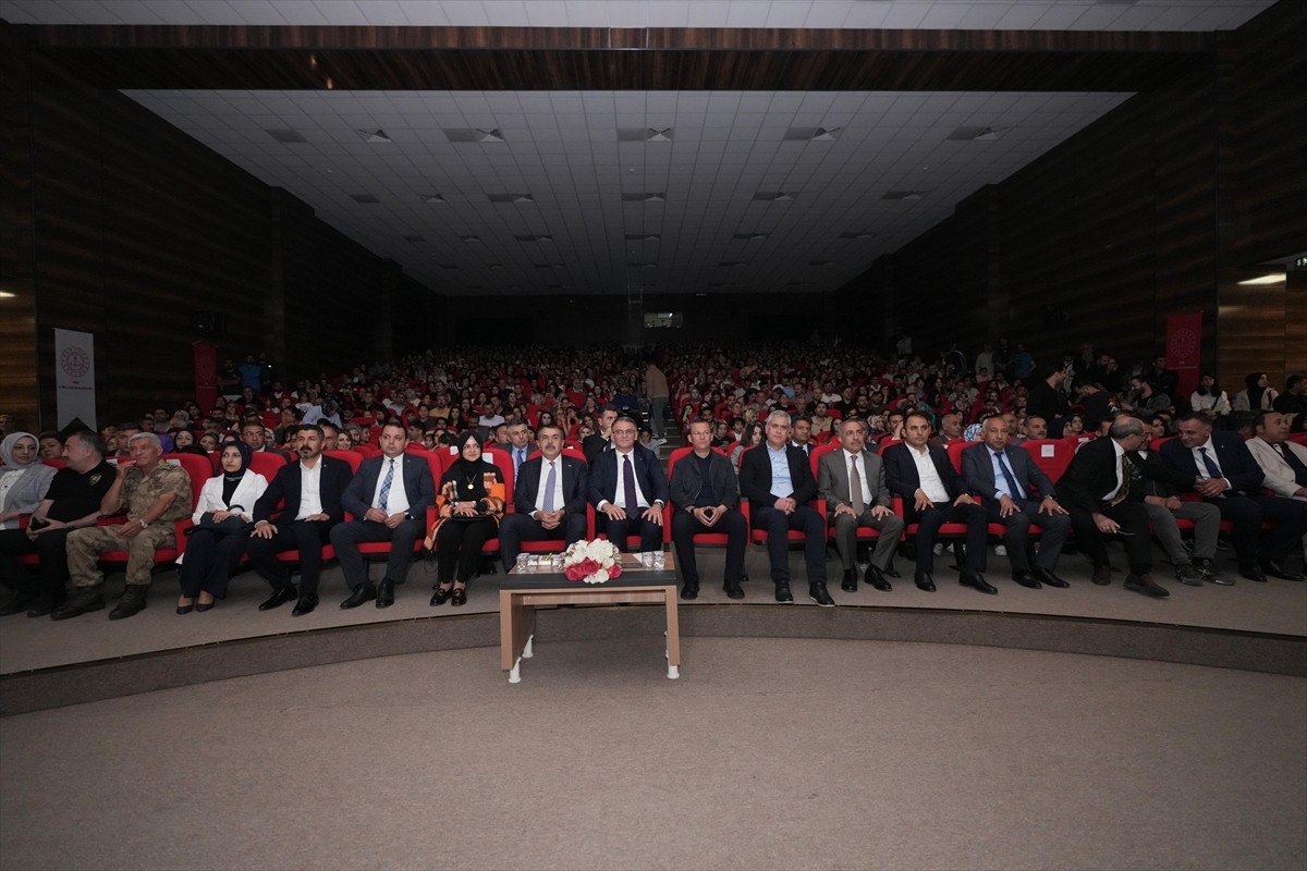 Milli Eğitim Bakanı Yusuf Tekin, Van'daki Evliya Çelebi Turizm Mesleki ve Teknik Anadolu Lisesi...