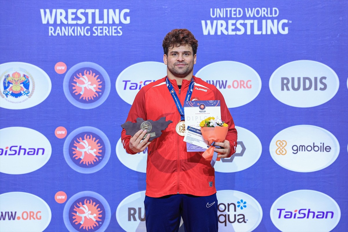 Milli güreşçi Osman Göçen, Moğolistan'da düzenlenen Ulanbator Open Ranking Serisi'nde altın...