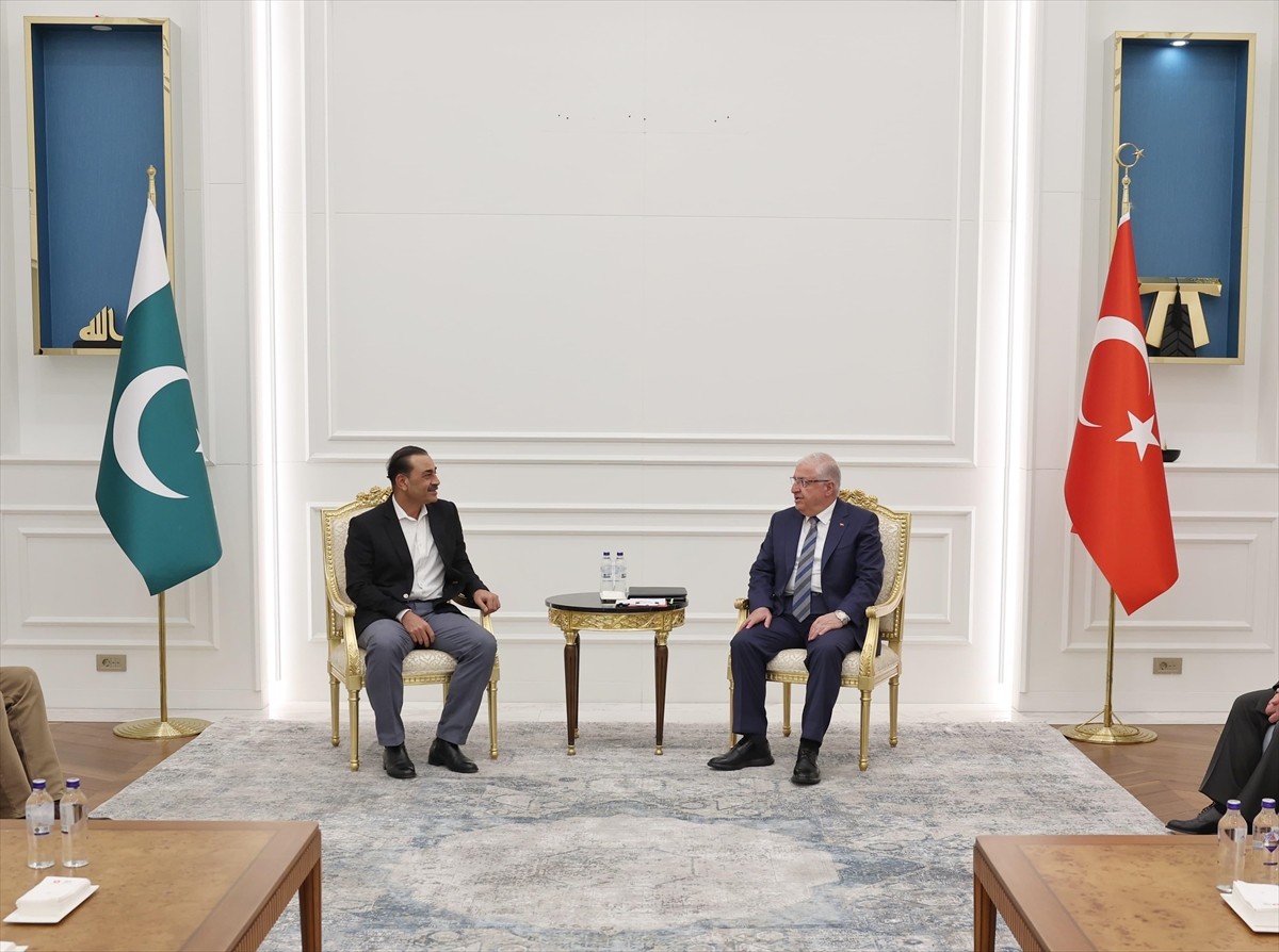 Milli Savunma Bakanı Yaşar Güler, Pakistan Kara Kuvvetleri Komutanı Mareşal Syed Asım Munir ile...