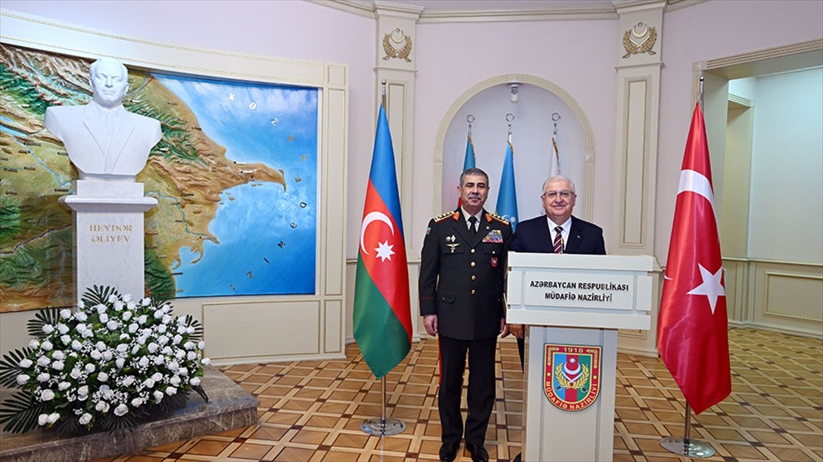 Milli Savunma Bakanı Yaşar Güler (sağda), resmi temaslarda bulunmak için geldiği Azerbaycan'da...