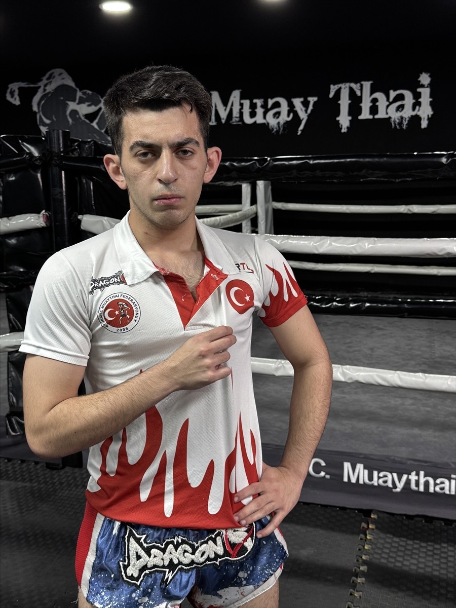 Muaythaide gösterdiği performansla milli takıma seçilen 17 yaşındaki Ayaz Cingöz, bu ay Antalya'da...