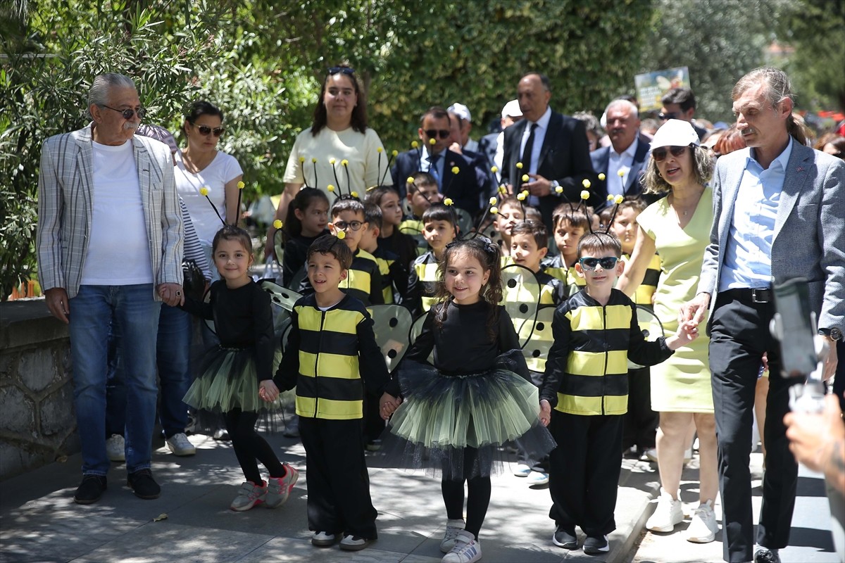 Muğla'da 20 Mayıs Dünya Arı Günü etkinlikleri yapıldı.Ankara'da 2010 yılında "Altın Yağmur"...