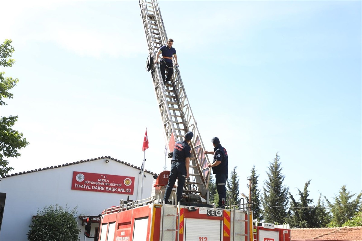 Muğla'da 286 aday, itfaiye eri olmak için zorlu parkurlarda ter döktü.Muğla Büyükşehir Belediyesi...
