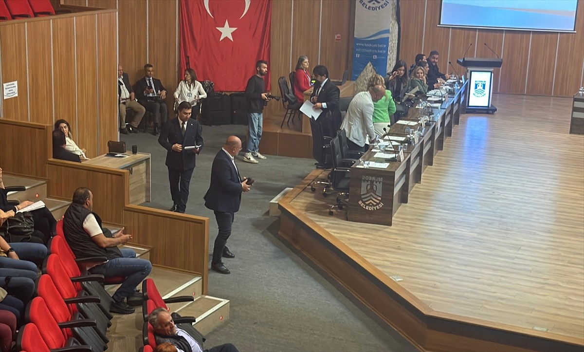 Muğla'da, Bodrum Belediyesi'nin olağan meclis toplantısında CHP'li meclis üyeleriyle yaşanan...