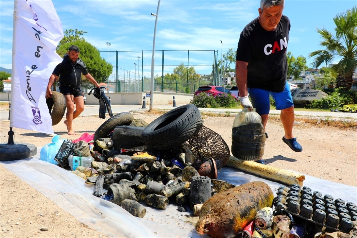 Muğla'nın Bodrum ilçesinde düzenlenen etkinlikte dalgıçlar, deniz dibinden 223 kilogram atık...
