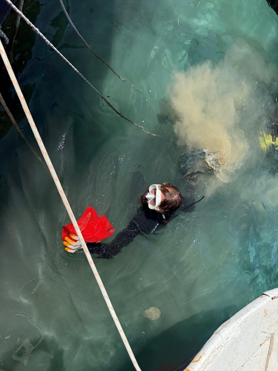 Muğla'nın Datça ilçesinde deniz dibinden yaklaşık 2 ton atık toplandı. Dünya Çevre Günü...