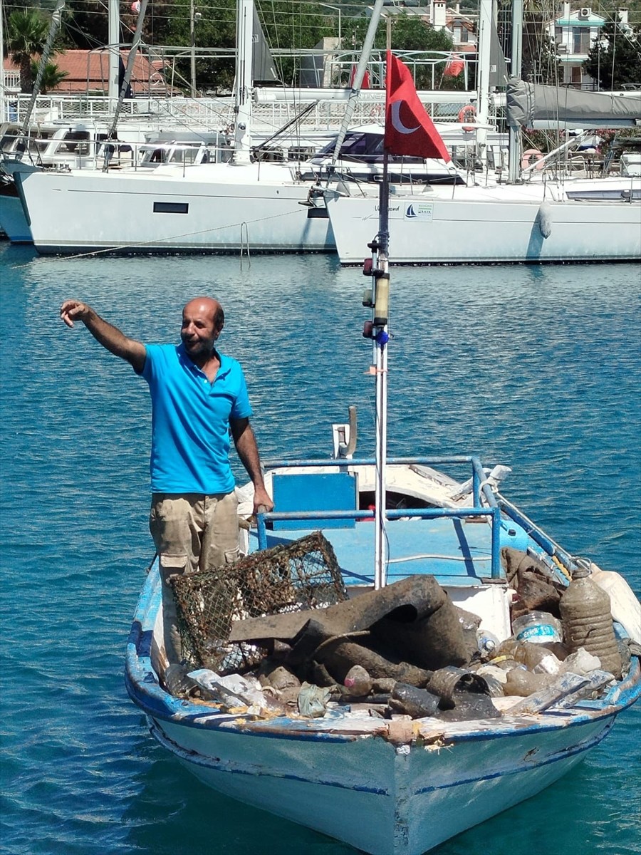 Muğla'nın Datça ilçesinde deniz dibinden yaklaşık 2 ton atık toplandı. Dünya Çevre Günü...
