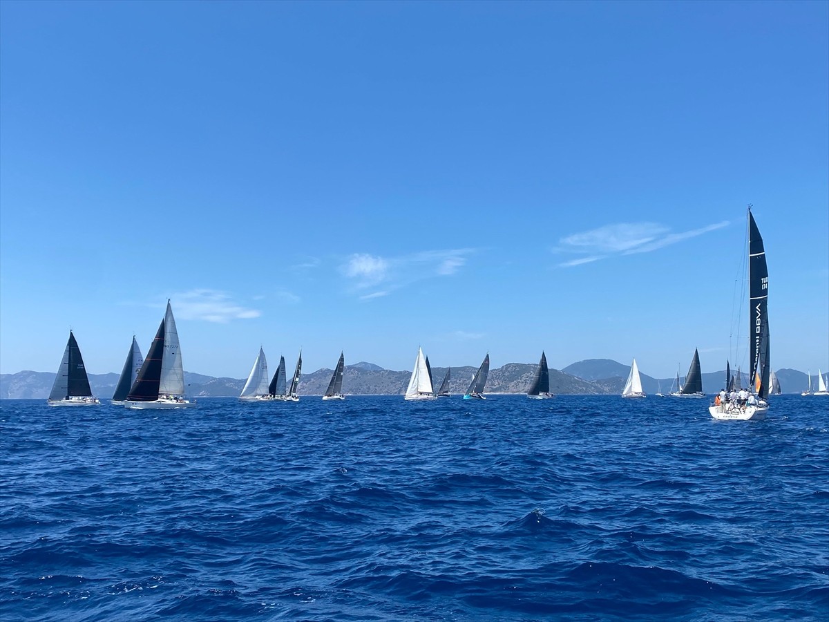 Muğla'nın Fethiye ilçesinde düzenlenen Atatürk'ü Anma Gençlik Kupası Yelken Yarışları'nın startı...