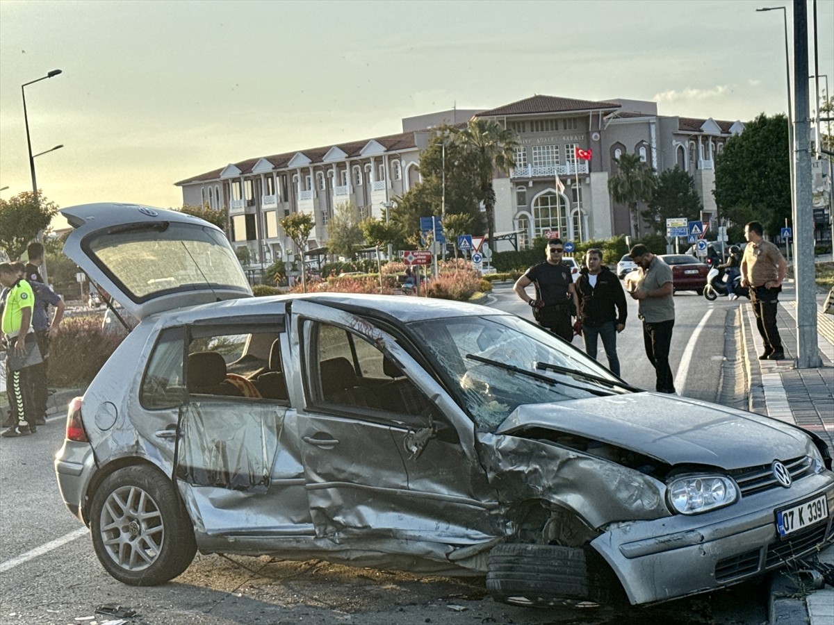 Muğla'nın Fethiye ilçesinde iki otomobilin çarpışması sonucu 1 kişi yaşamını yitirdi, 3 kişi...
