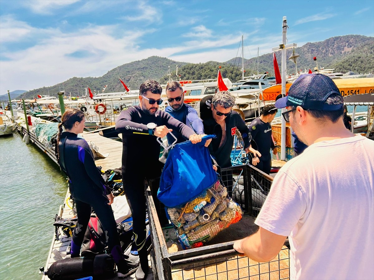 Muğla'nın Fethiye ilçesinde, "Dünya İklim Günü" dolayısıyla düzenlenen etkinlikte dalgıçlar, deniz...