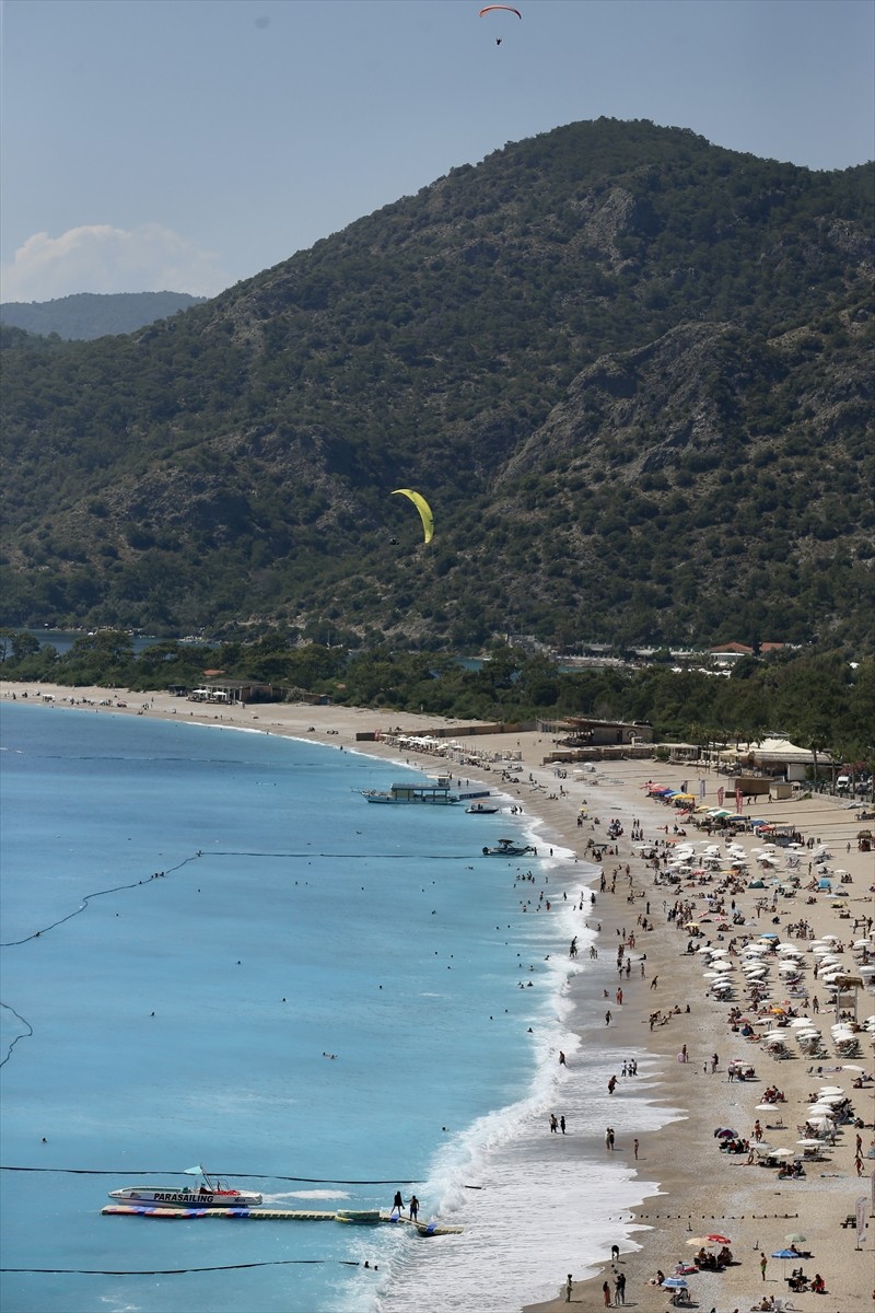 Muğla'nın Fethiye ve Marmaris ilçelerinde sıcak havayı değerlendirmek isteyen kent sakinleri ve...
