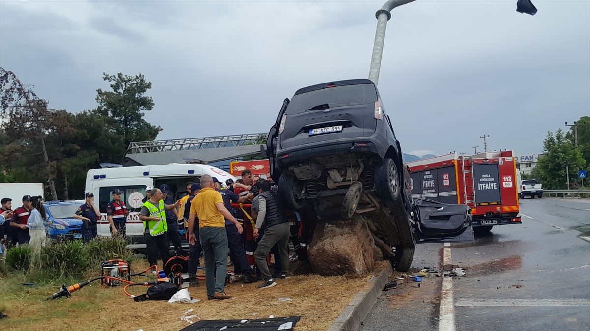 Muğla'nın Menteşe ilçesinde kamyonetin trafik levhası direğine çarpması sonucu 1 kişi öldü, 3 kişi...