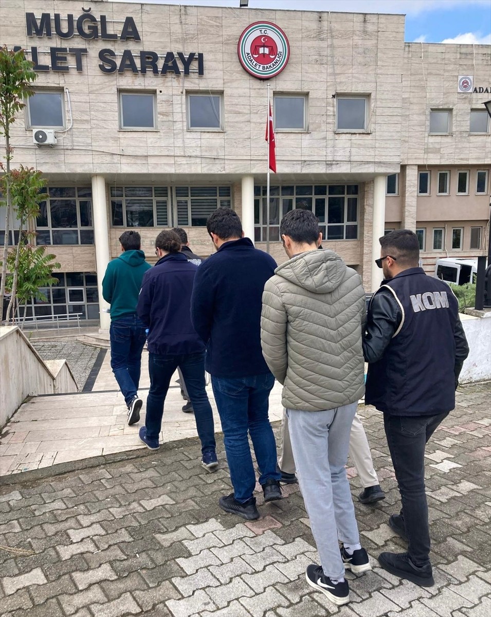 Muğla ve Manisa'da FETÖ'ye yönelik operasyonda gözaltına alınan 2 şüpheli tutuklandı.