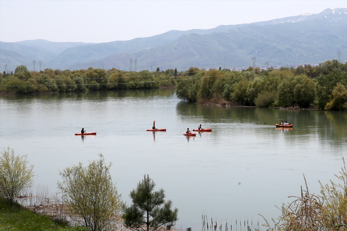 Muş'ta, 19 Mayıs Atatürk'ü Anma, Gençlik ve Spor Bayramı etkinlikleri kapsamında doğa yürüyüşü ve...
