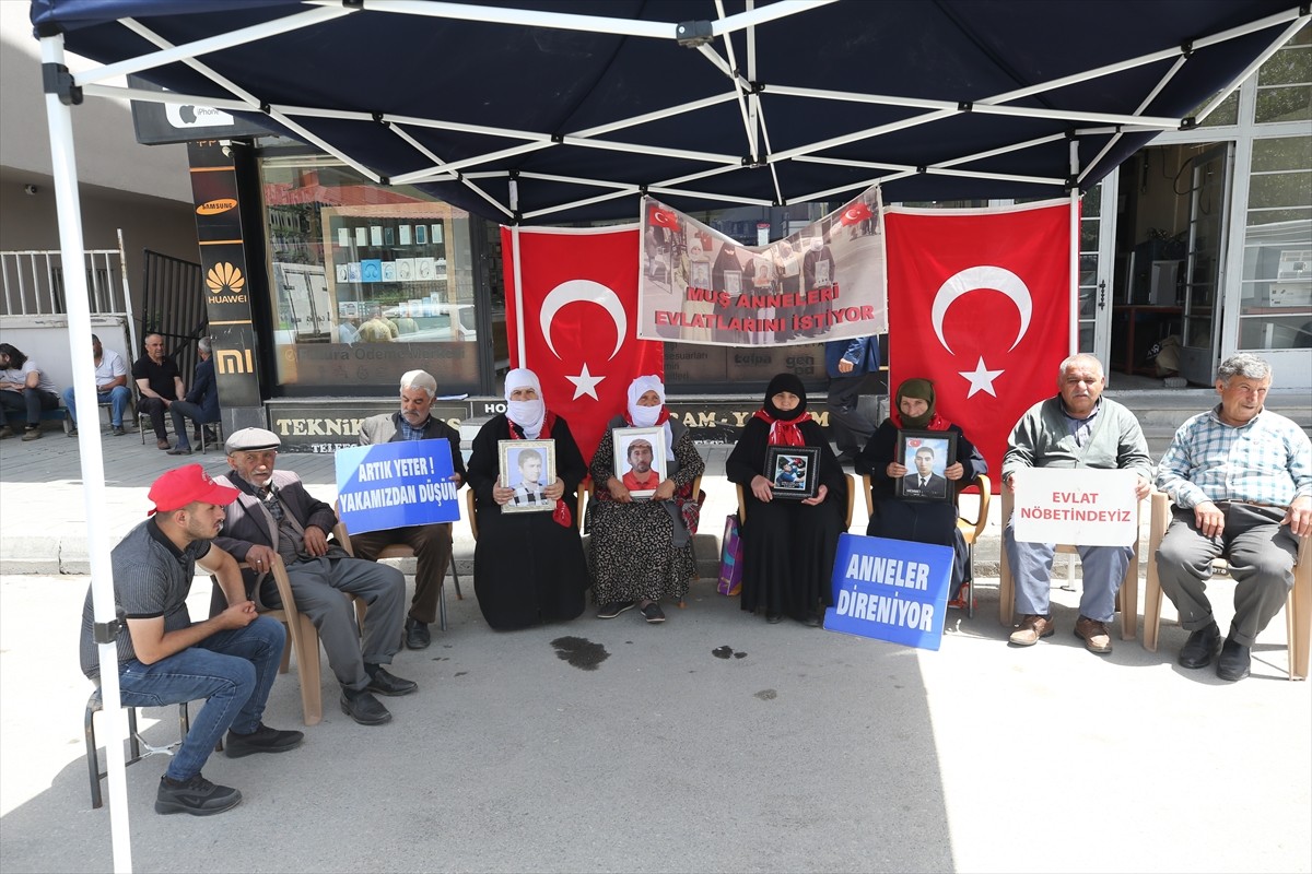 Muş'ta çocukları terör örgütü PKK tarafından kaçırılan aileler, DEM Parti İl Başkanlığı binası...