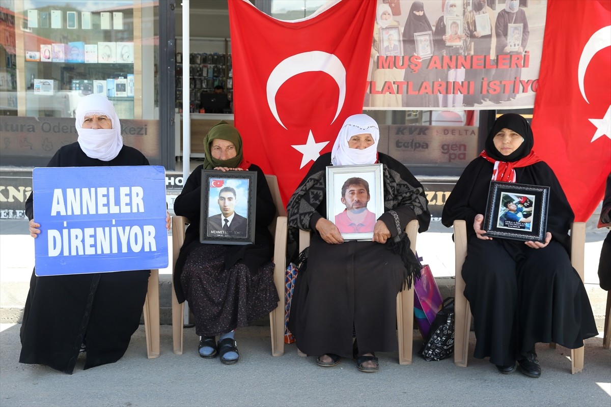 Muş'ta, DEM Parti İl Başkanlığı binası önünde eylem yapan aileler, terör örgütü PKK tarafından...