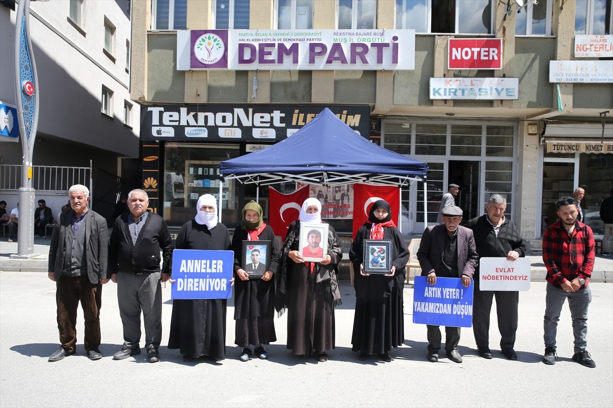 Muş'ta, DEM Parti İl Başkanlığı binası önünde eylem yapan aileler, terör örgütü PKK tarafından...