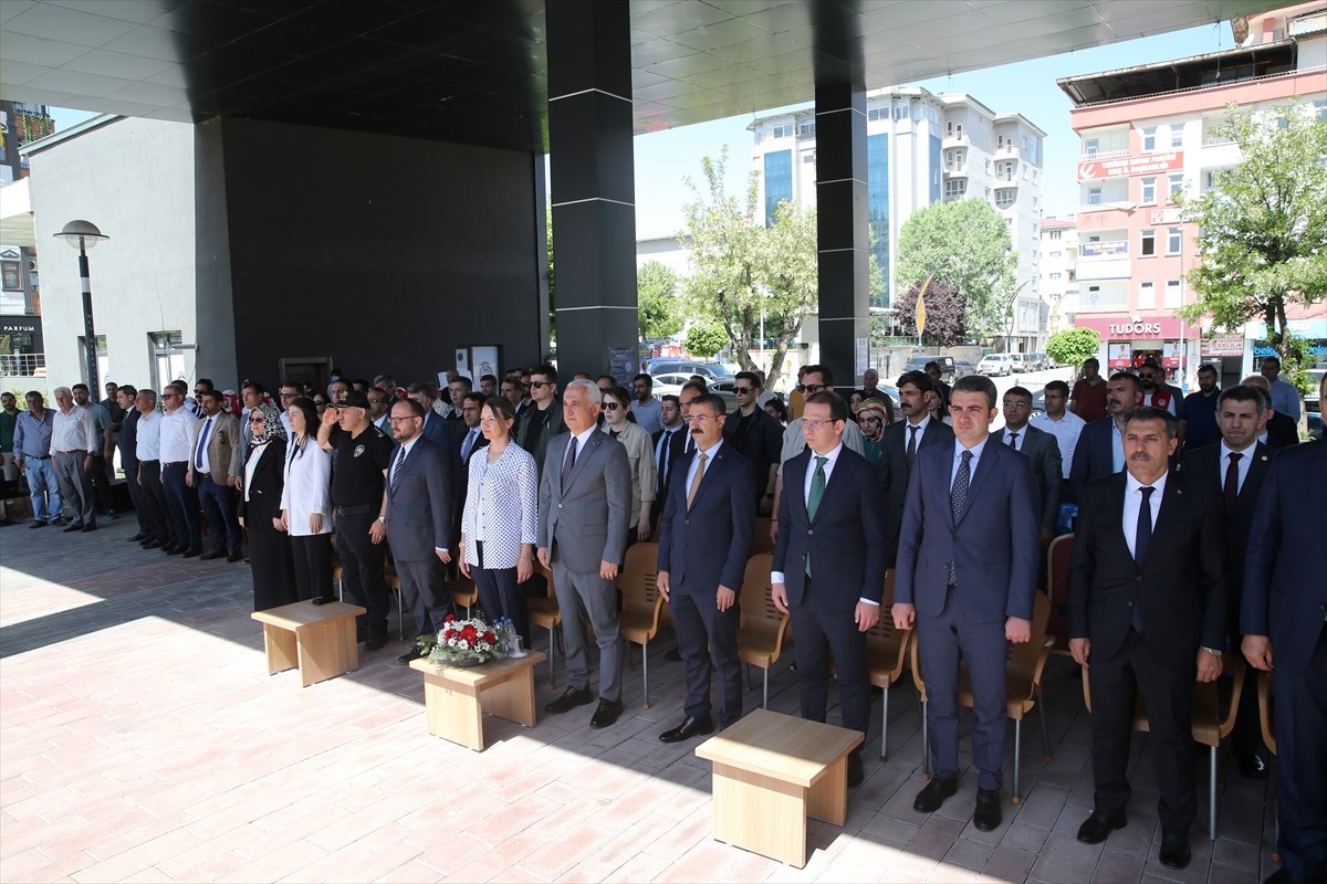 Muş'ta "Hayat Boyu Öğrenme Haftası" etkinlikleri kapsamında kursiyerlerin yıl boyunca yaptığı el...