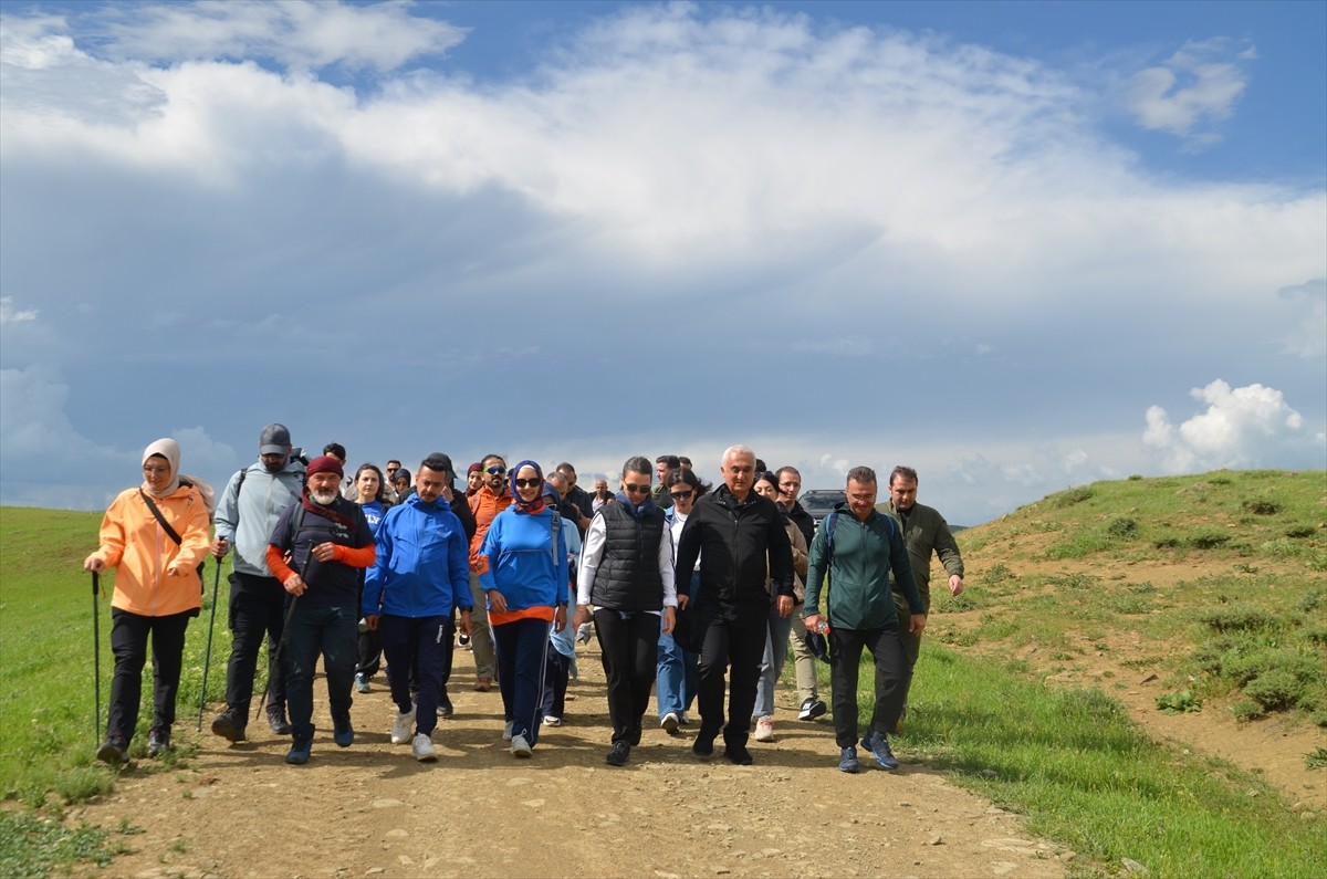  Muş'un Korkut ilçesinde "7. Lale Festivali" kapsamında doğa yürüyüşü düzenlendi. Valilik ve Genç...