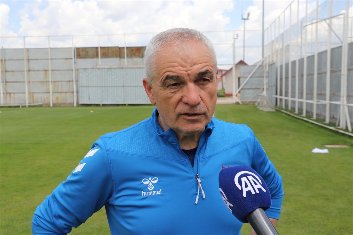  Net Global Sivasspor Teknik Direktörü Rıza Çalımbay, Trendyol Süper Lig'de kalan 3 maçlarının...