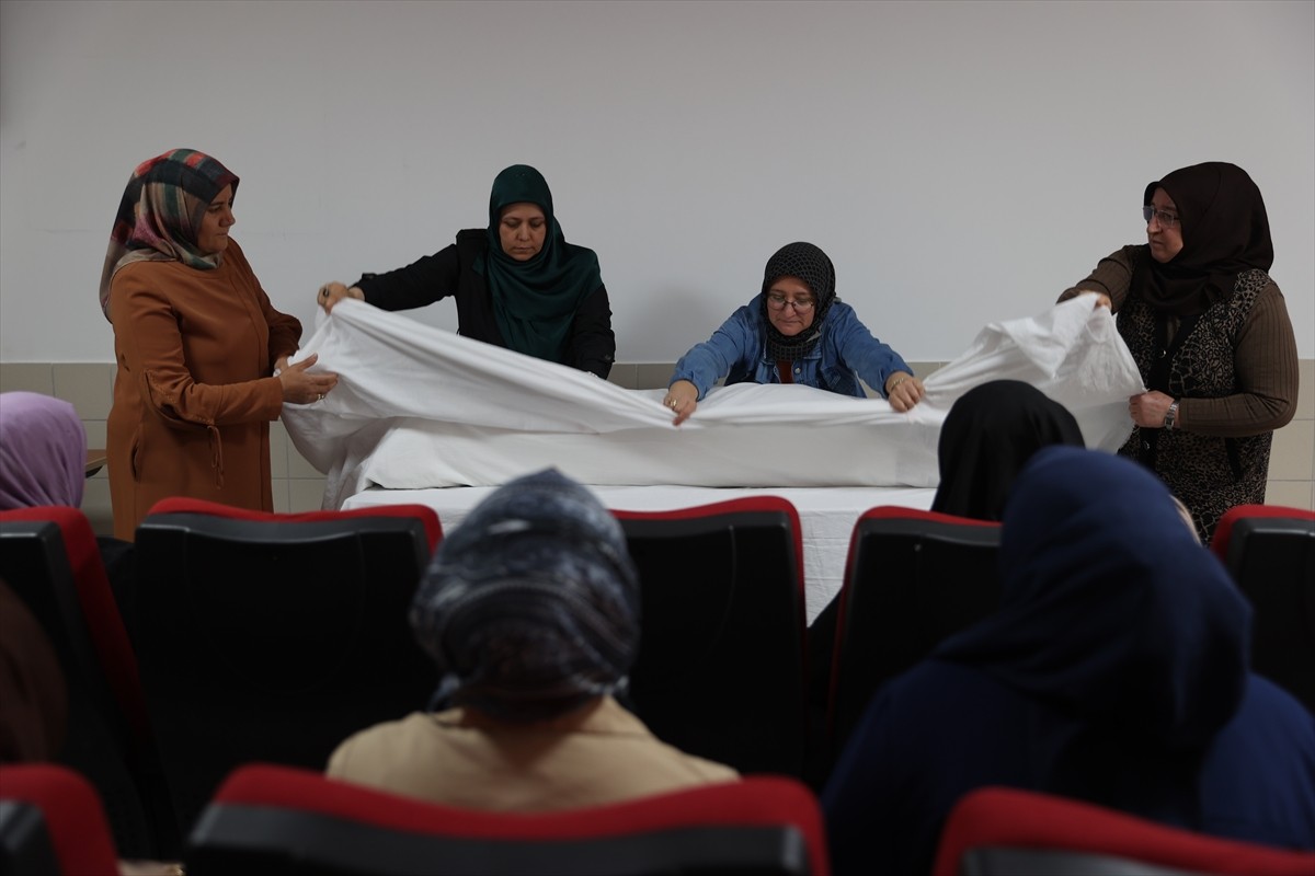 Nevşehir'de Halk Eğitim Merkezinde kadınlara yönelik düzenlenen gassal kursunda yılın 4 ayında 200...